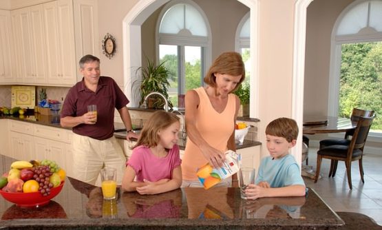 family-drinking-orange-juice-619144_640 family-drinking-orange-juice-619144_640